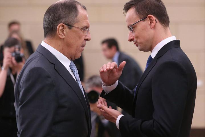 El ministro de Asuntos Exteriores ruso, Serguéi Lavrov, escucha a su par húngaro, Pértí Szijjártó, el 17 de febrero de 2016, en Moscú.