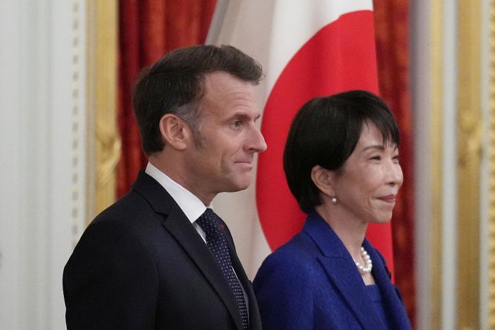 TOKYO, JAPAN - APRIL 01: (----EDITORIAL USE ONLY - MANDATORY CREDIT - 'HIRO KOMAE / AP PHOTO / POOL' - NO MARKETING NO ADVERTISING CAMPAIGNS - DISTRIBUTED AS A SERVICE TO CLIENTS----) Japanese Prime Minister Sanae Takaichi (R) and French President Emmanuel Macron (L) attend a welcoming ceremony at the Akasaka Palace State Guest House on April 01, 2026 in Tokyo, Japon. (Photo by AP Photo/Hiro Komae/ Pool/Anadolu via Getty Images)
