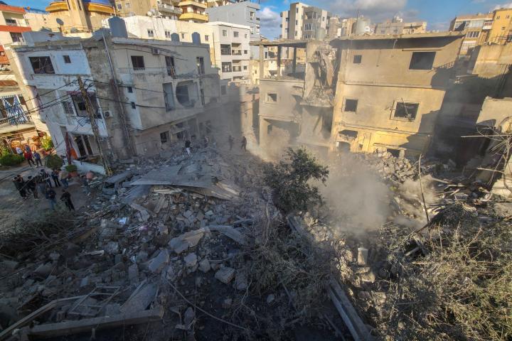 Escombros de un edificio tras un ataque israelí, en medio de la escalada de hostilidades entre Israel y Hezbolá, en Tiro (Líbano), el 24 de marzo de 2026.