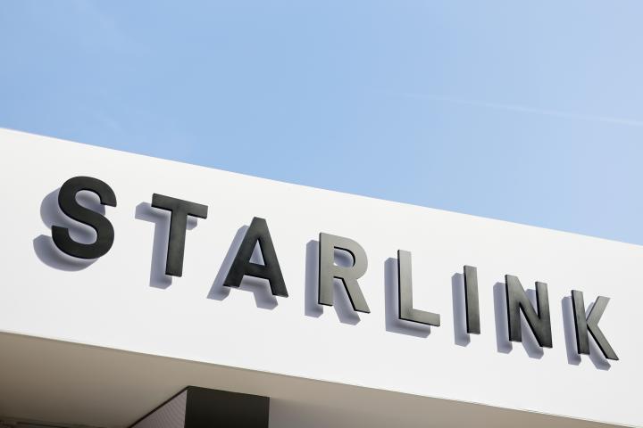 Fachada de un edificio de Starlink, empresa de Elon Musk