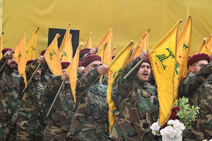 Hezbolá celebra un funeral por su comandante militar, Haitham Ali Tabatabai, muerto en un ataque israelí en el distrito de Dahieh, en Beirut, el 24 de noviembre de 2025.
