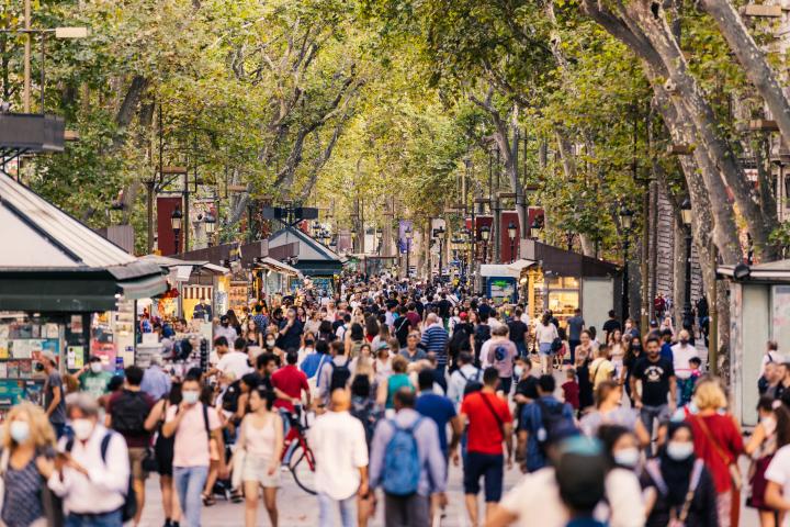 Imagen de archivo de Las Ramblas de Barcelona llena de locales y turistas.