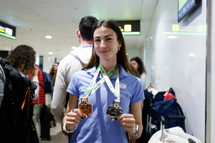 La atleta Blanca Hervás posa con las medallas en su vuelta a España.
