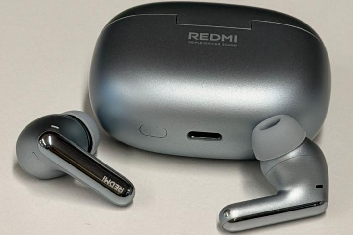 Los nuevos Xiaomi Redmi Buds 8 Pro, en color plateado.