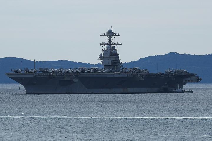 Portaaviones estadounidense Gerald Ford llegando a tierra