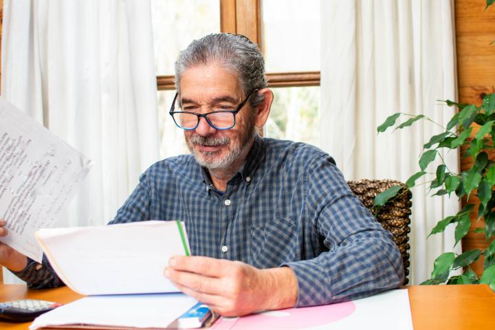 Un hombre mira sus facturas