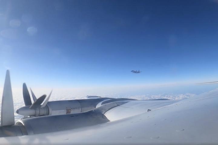 Una captura de pantalla de un vídeo muestra bombarderos estratégicos rusos de largo alcance Tu-95MS