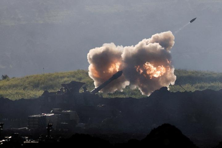 Una unidad de artillería israelí dispara desde el norte de su país hacia Líbano, en medio de la escalada de tensiones con Hezbolá, el 17 de marzo de 2026.