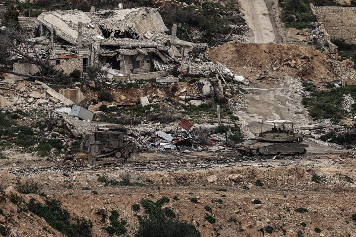 Vehículos militares y tanques israelíes estacionados en el sur del Líbano, vistos desde un punto estratégico en el norte de Israel, el 14 de marzo de 2026.