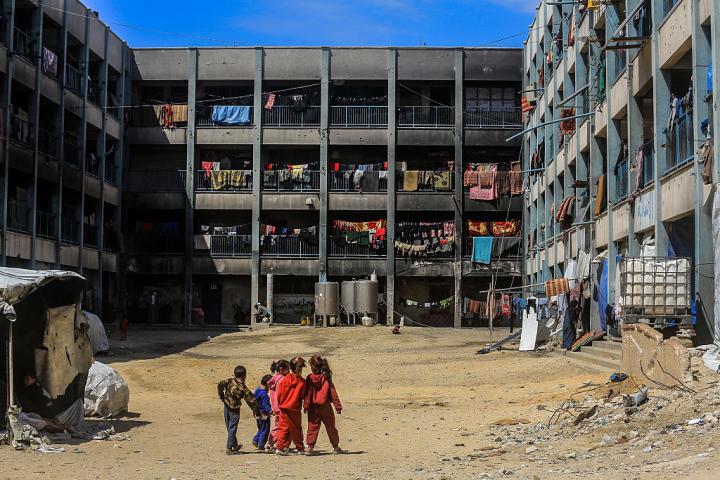 Vista de una escuela de la UNRWA en Khan Yunis (Gaza), donde miles de familias palestinas permanecen desplazadas tras los ataques israelíes, el 30 de marzo de 2026.
