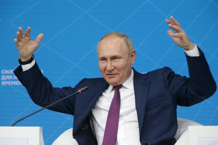 El presidente ruso, Vladimir Putin, gesticula durante el foro "Ideas Poderosas para los Nuevos Tiempos", celebrado el 20 de julio de 2022 en Moscú, la capital de Rusia.