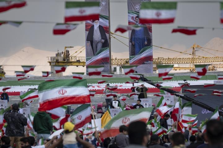 Miles de personas se agolpan en las calles de Teherán para apoyar a sus líderes