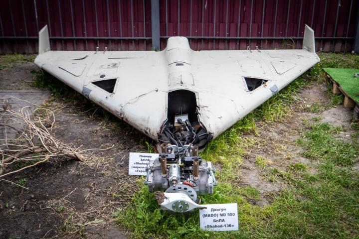 Restos de un dron Shahed 136 iraní que Rusia utilizó para atacar Kiev, la capital de Ucrania, el 12 de mayo de 2023.