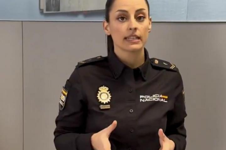 Una agente de la policía