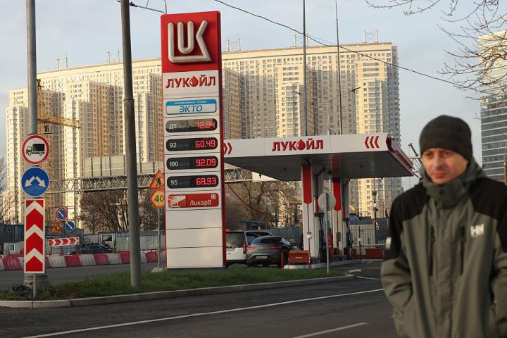 Una gasolinera de Lukoil, en una imagen del 20 de noviembre de 2025, tomada en Moscú, (Rusia).