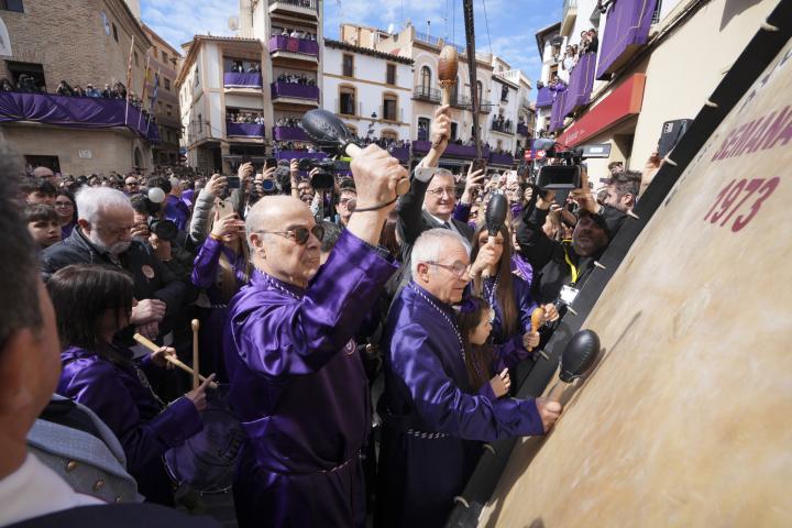 Antonio Resines ha sido el encargado de dar el primer golpe al bombo gigante para dar inicio al acto de Romper la Hora de la localidad turolense de Calanda en Viernes Santo