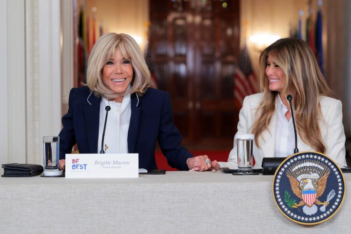 Brigitte Macron, esposa del presidente francés, y la primera dama estadounidense, Melania Trump, el 25 de marzo de 2026, en un evento en la Casa Blanca.