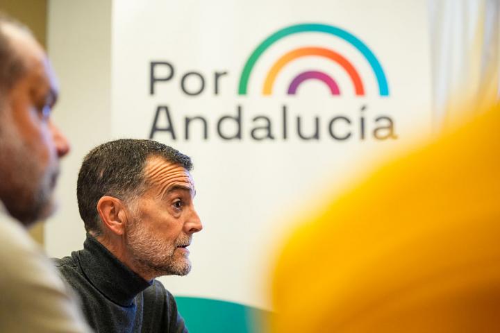 El coordinador federal de IU y candidato de Por Andalucía a la Presidencia de la Junta, Antonio Maillo, durante una reunión con la Red Andaluza de Lucha contra la Pobreza, el 5 de marzo de 2026 en Sevilla.