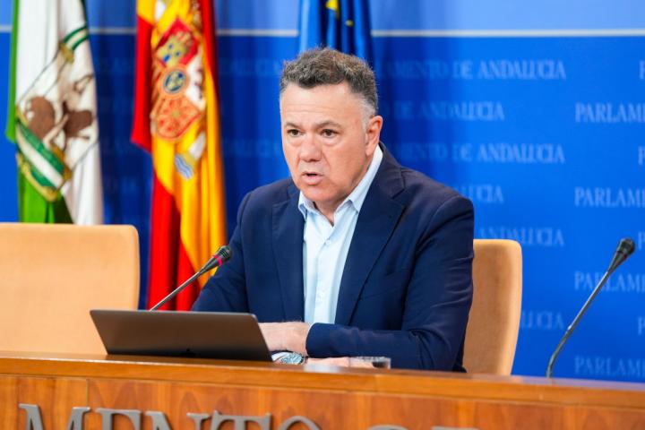 El portavoz adjunto del Grupo por Andalucía, Juan Antonio Delgado, durante la ronda de ruedas de prensa de los portavoces de los grupos parlamentarios en el Parlamento de Andalucía, el 12 de marzo de 2025.