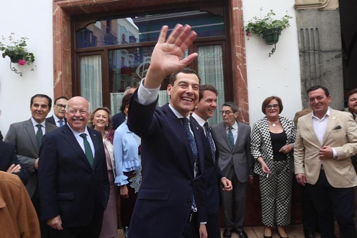 El presidente de la Junta de Andalucía, Juanma Moreno, saluda a los vecinos de Cabra (Córdoba) durante su vista institucional del 2 de abril de 2026.