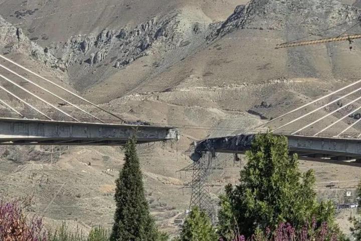 Fotografía tomada de la cuenta en X @araghchi del ministro de Exteriores Irán, Abbas Araghchi, que muestra el puente B1 en Karaj (Irán), el 3 de abril de 2026.