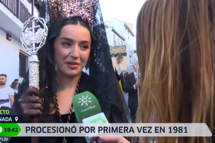 La cantante Lola Índigo, procesionando en la Semana Santa de Granada.