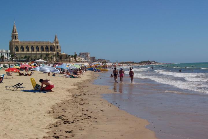 Playa de Regla y santuario de la Virgen de Regla al pie de la playa, en Chipiona (Cádiz), en julio de 2006.