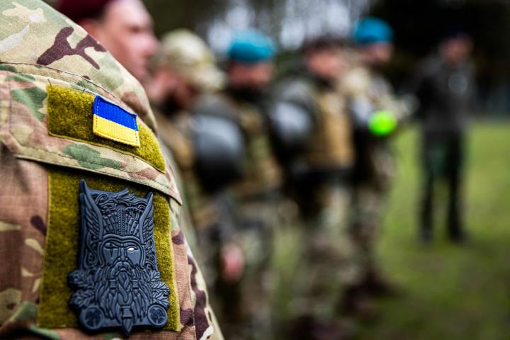 Un soldado ucraniano, en la Operación Interflex, proyecto multinacional liderado por Reino Unido para entrenar a las Fuerzas Armadas de Ucrania, el 20 de marzo de 2024 en el noreste de Inglaterra.