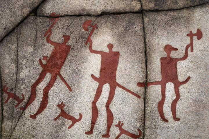 El panel Fossum Esculturas rupestres de la Edad del Bronce y de la Edad del Hierro donde aparecen dibujadas varias personas junto a animales de compañía que parecen perros