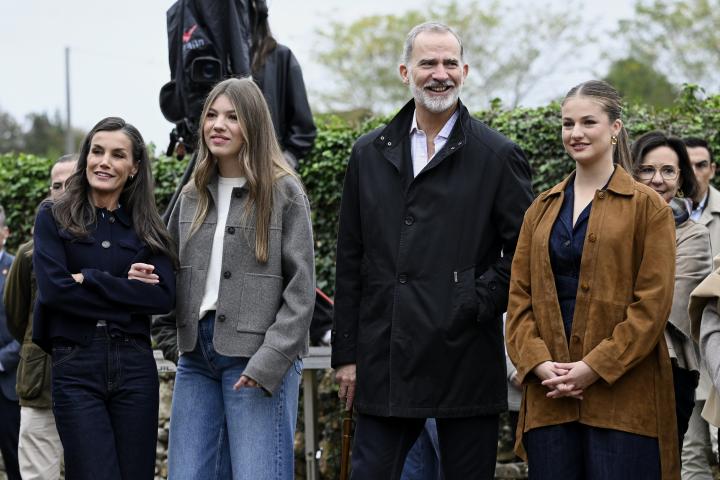 Foto de archivo de los reyes y sus hijas, la princesa Leonor y la infanta Sofía, en Asturias.