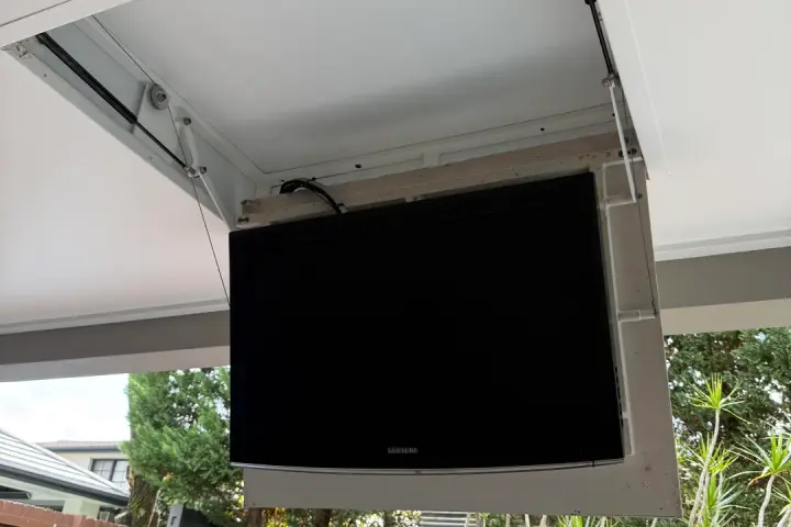 televisor colgando de techo.