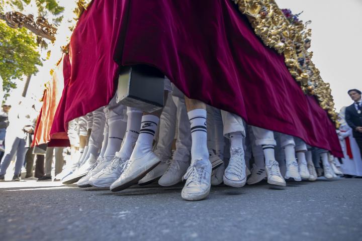 Una grupo de costaleros con un paso de Huelva.