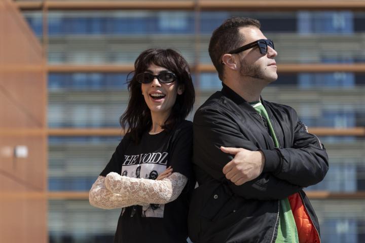 GRAFCAT405. BARCELONA, 05/04/2026.- Son conocidos por sus canciones humorísticas y fiesteras, pero Tania Lozano y Víctor F. Clares, integrantes de Ladilla Rusa, se ponen serios cuando hablan del auge de la extrema derecha, un fenómeno, afirman, ante el que los artistas deberían alzar la voz: "No podemos ser equidistantes". EFE/Marta Pérez