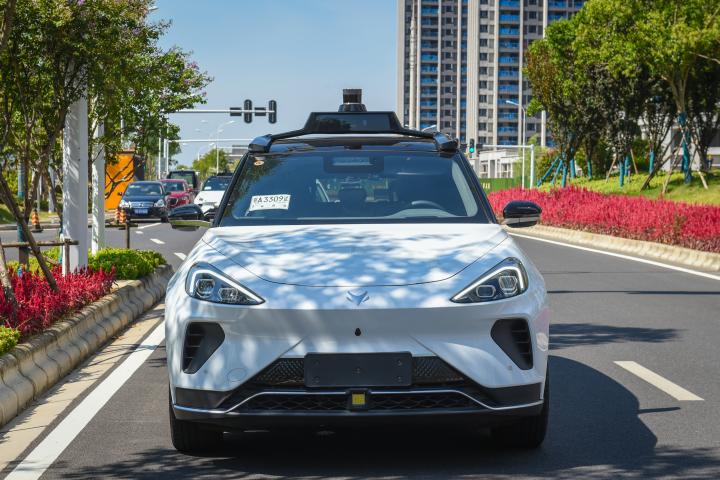 Un taxi autónomo circula por Wuhan
