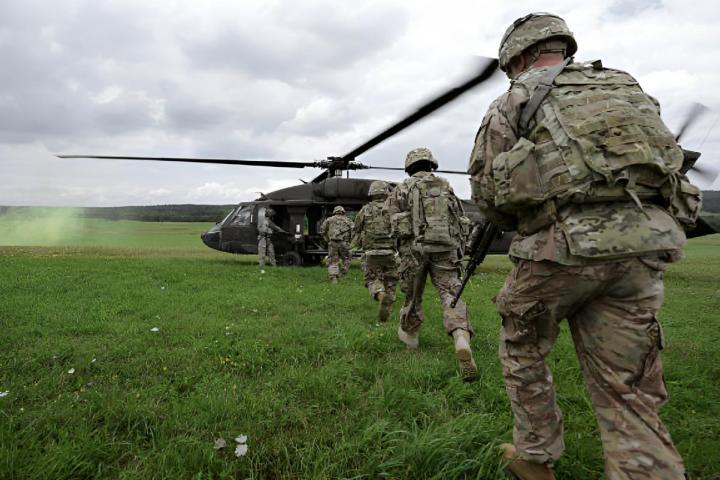 Soldados del ejército abordan un helicóptero UH-60 Black Hawk en el área de entrenamiento de Grafenwoehr, Alemania.