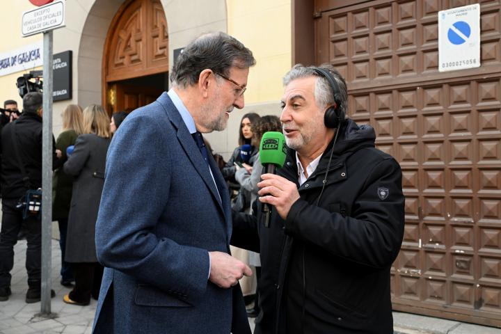 El expresidente del Gobierno Mariano Rajoy, siendo entrevistado por el periodista Carlos Alsina tras el funeral del periodista Fernando Ónega; en una imagen de archivo.