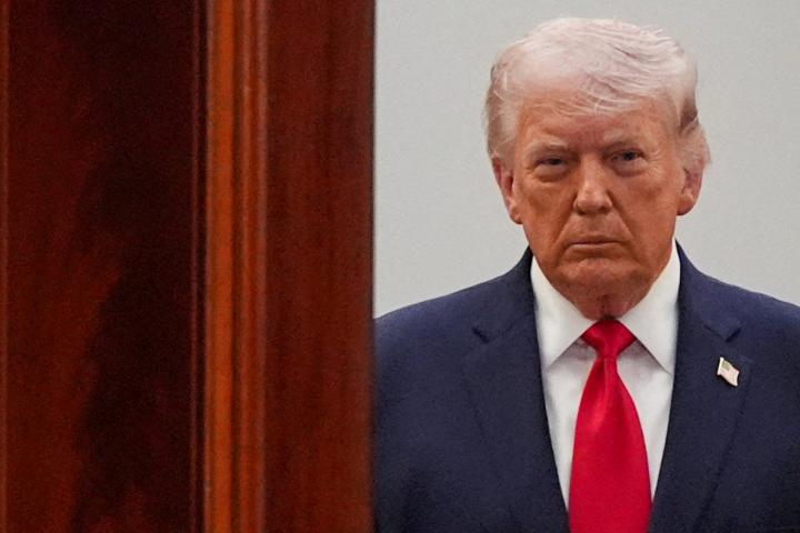 El presidente de EEUU, Donald Trump, antes de su intervención televisada para hablar sobre la guerra con Irán desde el Salón de la Cruz de la Casa Blanca, el 1 de abril de 2026.