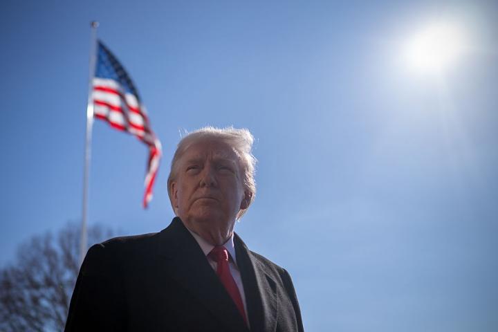 El presidente de EEUU, Donald Trump, sale de la Casa Blanca a bordo del helicóptero Marine One, el 13 de febrero de 2026, en Washington.