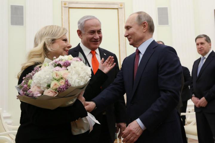 El presidente ruso, Vladimir Putin, recibe al primer ministro israelí, Benjamin Netanyahu, y a su esposa Sara, en el Kremlin, el 30 de enero de 2020.