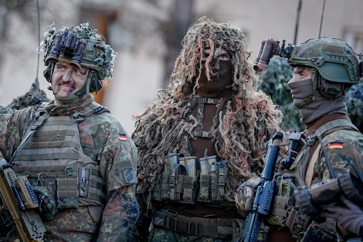 Imagen de archivo de un grupo de soldados alemanes, ataviados con los uniformes y camuflaje militar.