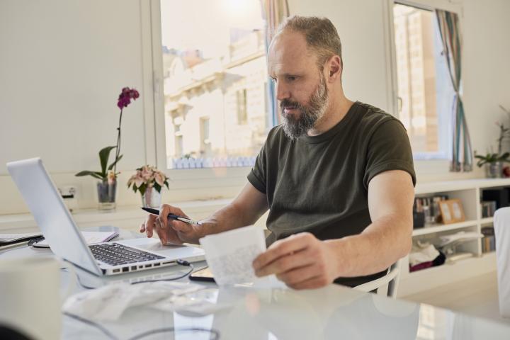 Un hombre paga impuestos