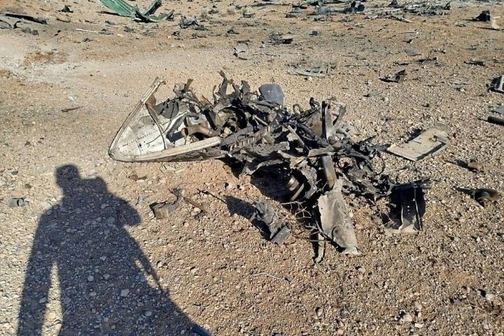 Los restos del avión de combate F-15 de EEUU derribado en Irán, el 5 de abril de 2026, en un lugar sin identificar y en una imagen aportada por la Guardia Revolucionaria Islámica.