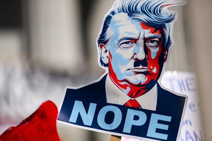 Manifestantes en una protesta contra Donald Trump bajo el lema "No Kings" (No a los reyes) en la Casa del Estado de Vermont, en Montpelier (EEUU), el 28 de marzo de 2026.