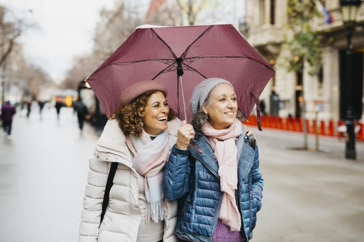Dos mujeres con un paraguas