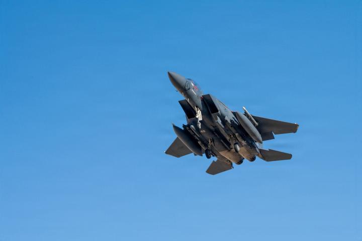 Un avión F-15E Strike Eagle de la Fuerza Aérea de EEUU despega para una misión de apoyo a la Operación Furia Épica, el 9 de marzo de 2026.