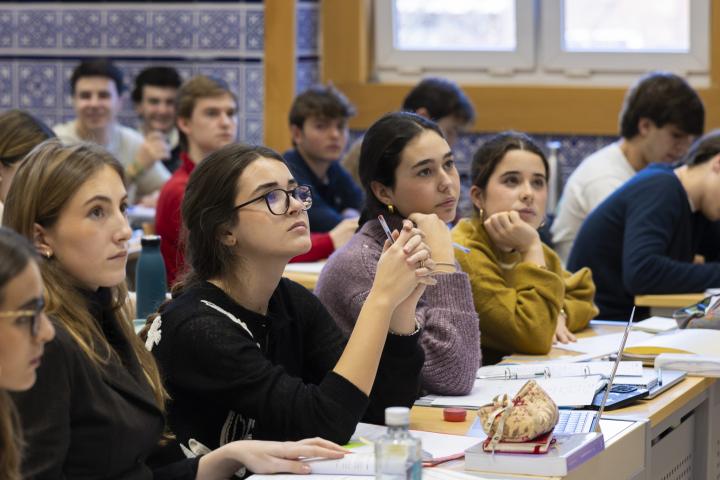 Alumnos de Comillas ICADE en clase.