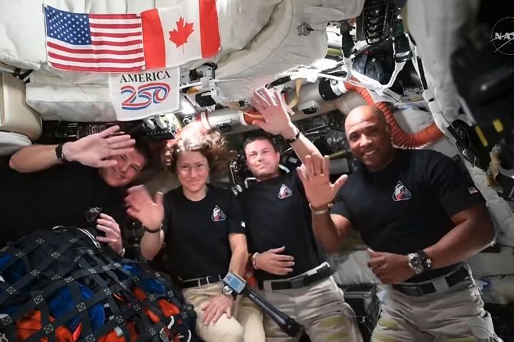 Captura de vídeo aportada por la NASA que muestra a los astronautas Reid Wiseman, Christina Koch, Jeremy Hansen y Victor Glover saludando a Donald Trump, el 7 de abril de 2026.