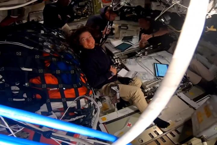 Captura de vídeo cedido por la NASA que muestra a los astronautas Reid Wiseman, Victor Glover, Christina Koch, y Jeremy Hansen, a bordo de la cápsula Orión