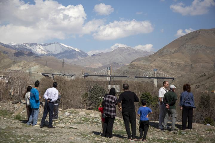 Civiles iraníes observan los daños en la sección B1 del puente de Karaj, que estaba en construcción cuando fue bombardeado por EEUU.