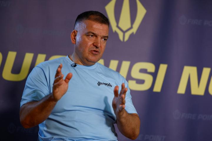 Denys Shtilerman, diseñador jefe y cofundador de la empresa Fire Point, habla durante una entrevista con Reuters, el 2 de abril de 2026.